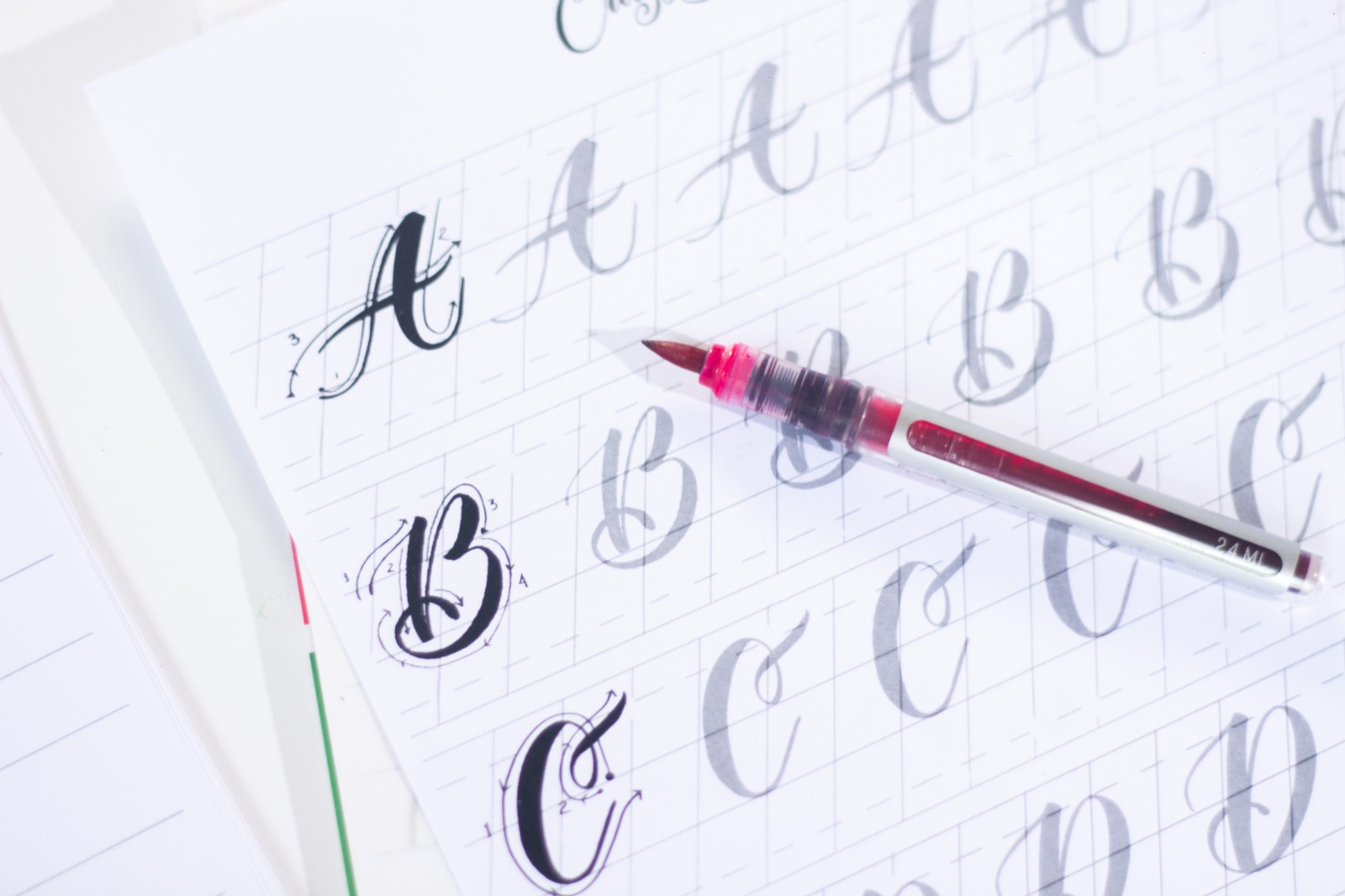 Alfabeto completo en lettering con brushpen