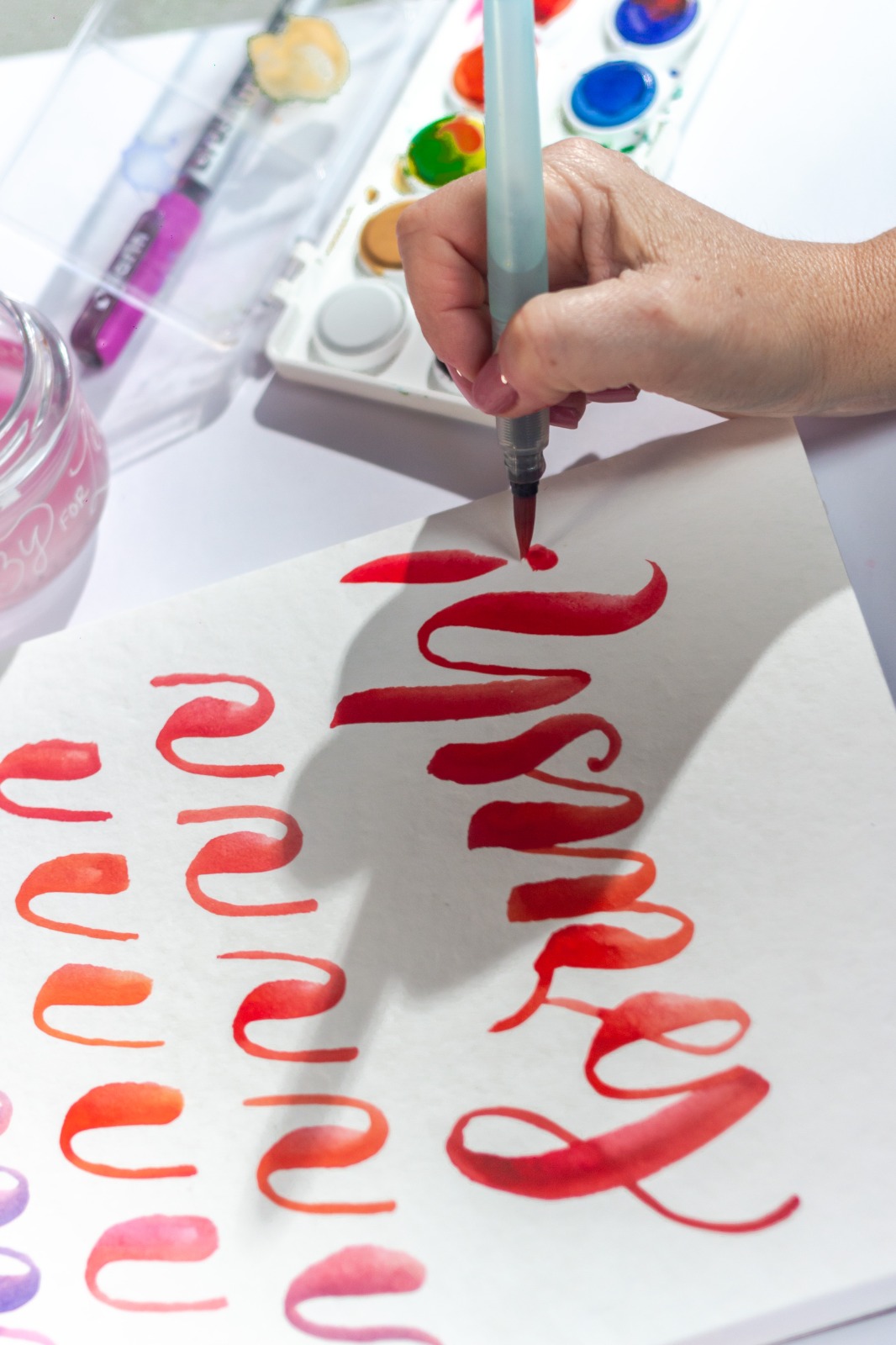 Letras pintadas con pincel y acuarela