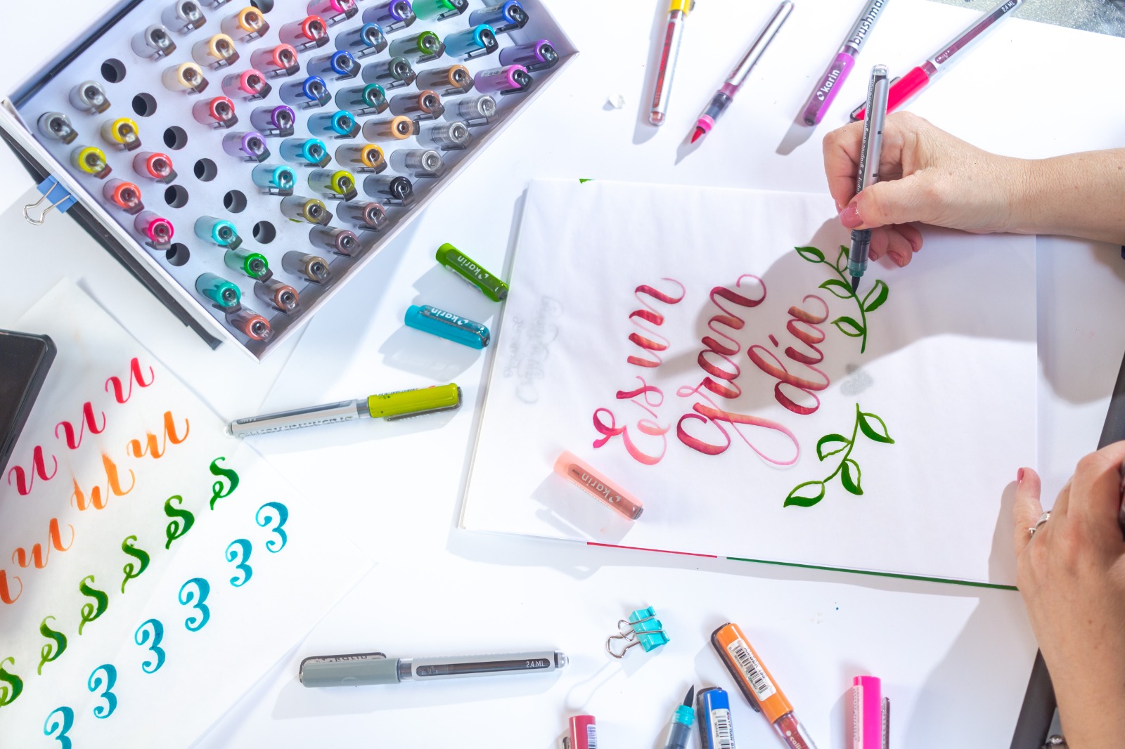 Frase en lettering con brushpen decorada